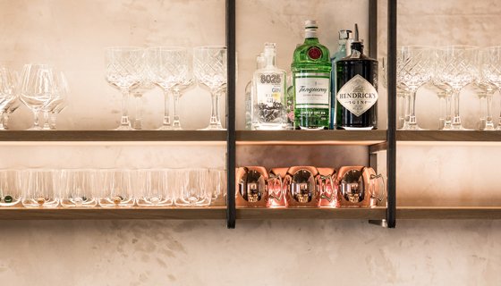 Die Hängeregale in der Bar des Restaurant 37