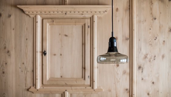 Detail der Stube im Stroblhof mit moderner Lampe von Brokis