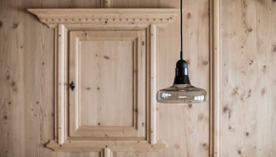 Detail der Stube im Stroblhof mit moderner Lampe von Brokis Detail der Stube im Stroblhof mit moderner Lampe von Brokis