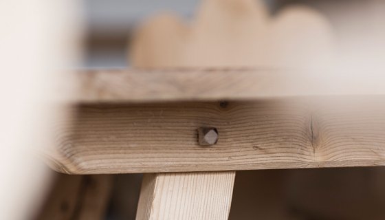 Detail eines Tisches aus Nussholz im Stroblhof
