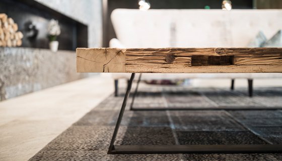 Tischplatte aus Altholz mit Metallgestellen im Stroblhof