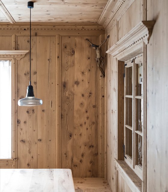 Stube im Stroblhof mit Lampen von Brokis als Kontrast Stube im Stroblhof mit Lampen von Brokis als Kontrast